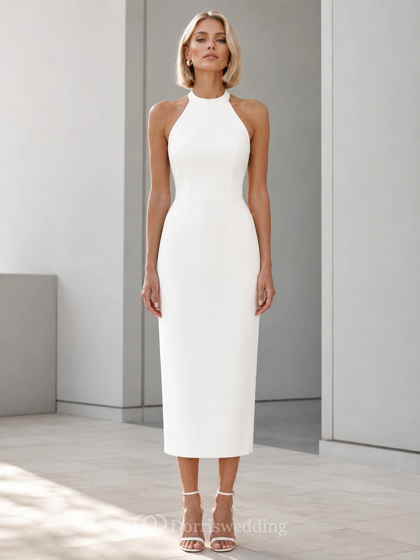 Vestido de cóctel sencillo blanco de satén elástico, largo hasta la rodilla, con escote halter y sin mangas.