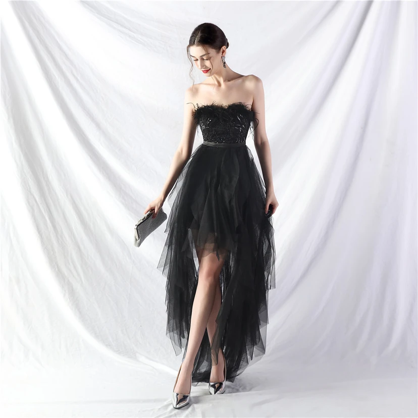 Handgefertigtes Abendkleid aus Straußenfedern, Perlen, Netzgewebe, kurzem Vorderteil und langem Rücken mit Wickeloptik view 30