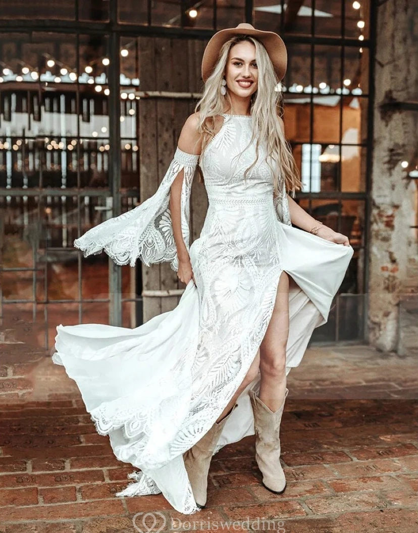 Robe de mariée bohème fourreau en dentelle fendue sur le devant, manches cloche, style champêtre