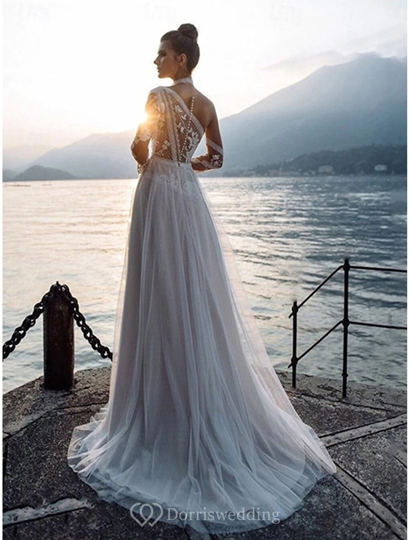 Vestido de novia asimétrico de encaje con un solo hombro y mangas transparentes. view 2