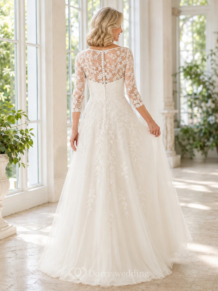 Robe de mariée longue en tulle, coupe trapèze, décolleté bateau, manches trois-quarts en dentelle, style modeste, pour mariées plus âgées.