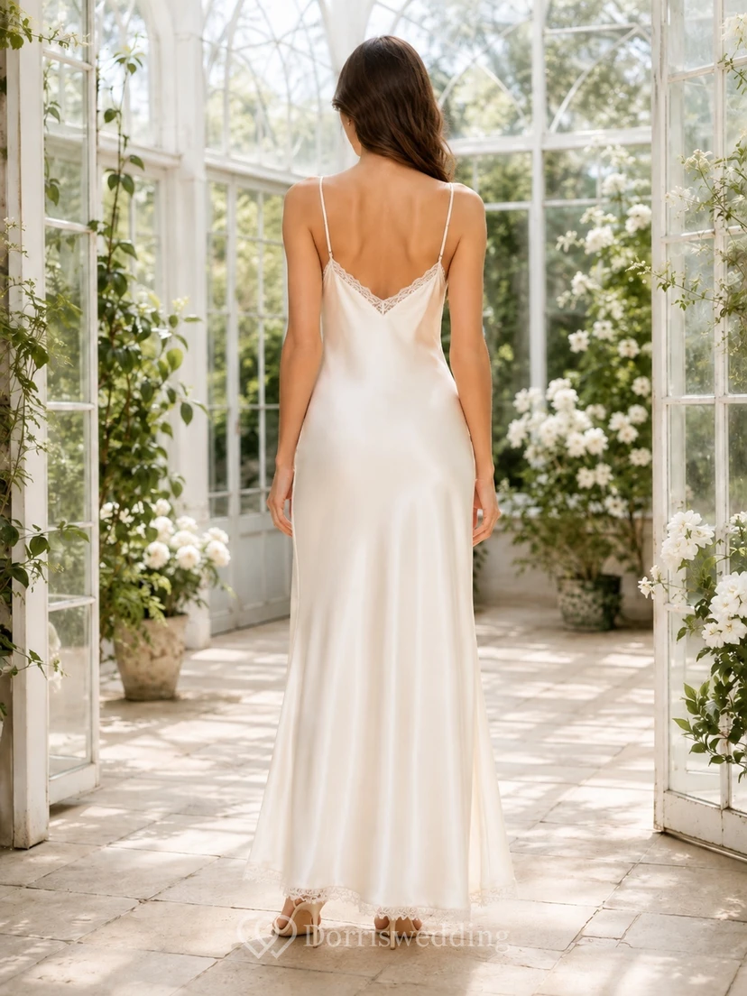Vestido de novia romántico de satén con escote en V, ribete de encaje y tirantes finos, largo hasta el suelo. view 2