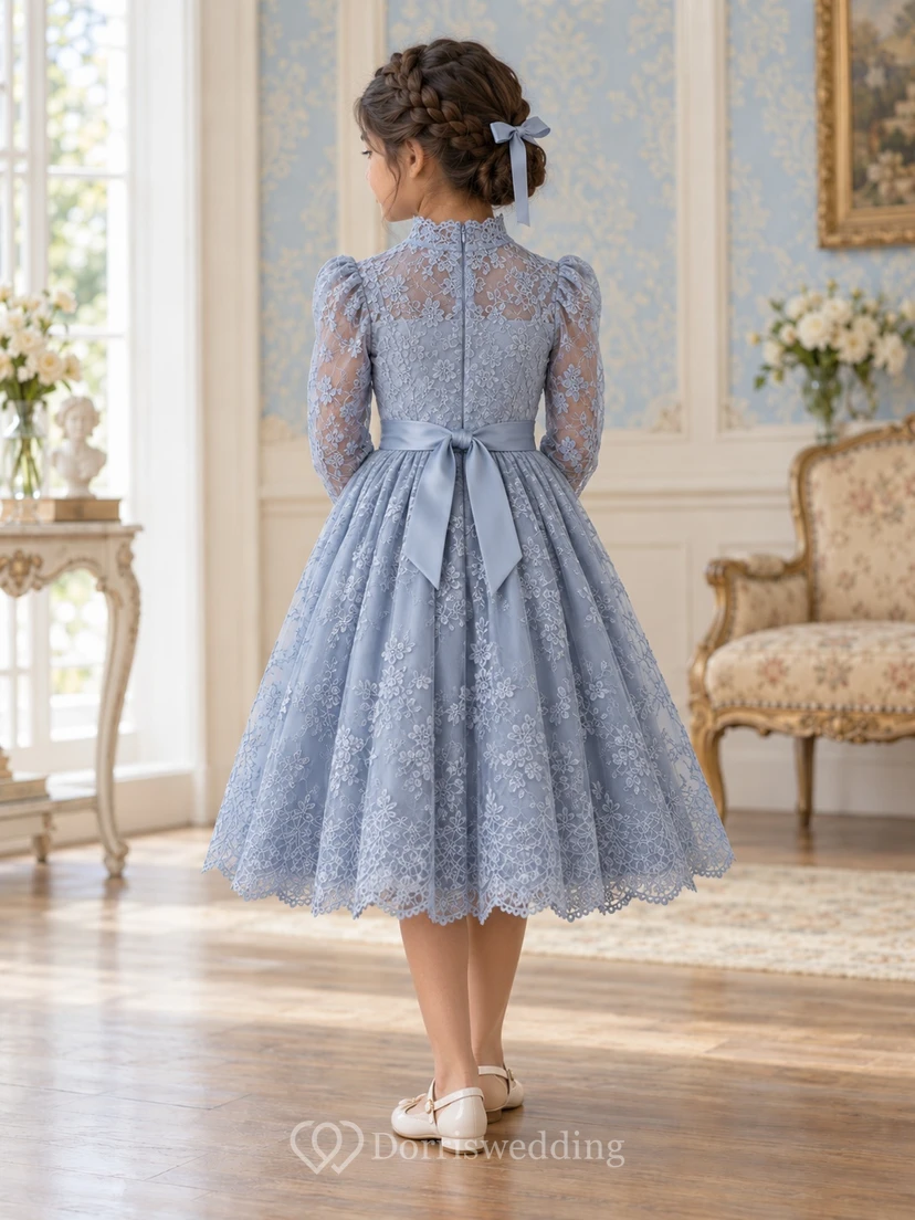 Vestido de niña de flores azul con cuello alto, manga larga, estampado floral y lazo en la espalda, largo hasta la rodilla. view 2