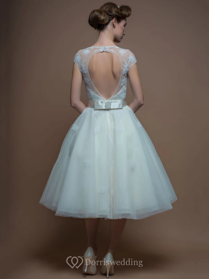 Robe de mariée en organza, coupe trapèze, col rond, sans manches, longueur thé, ornée d'appliques et d'une encolure en V. view 2