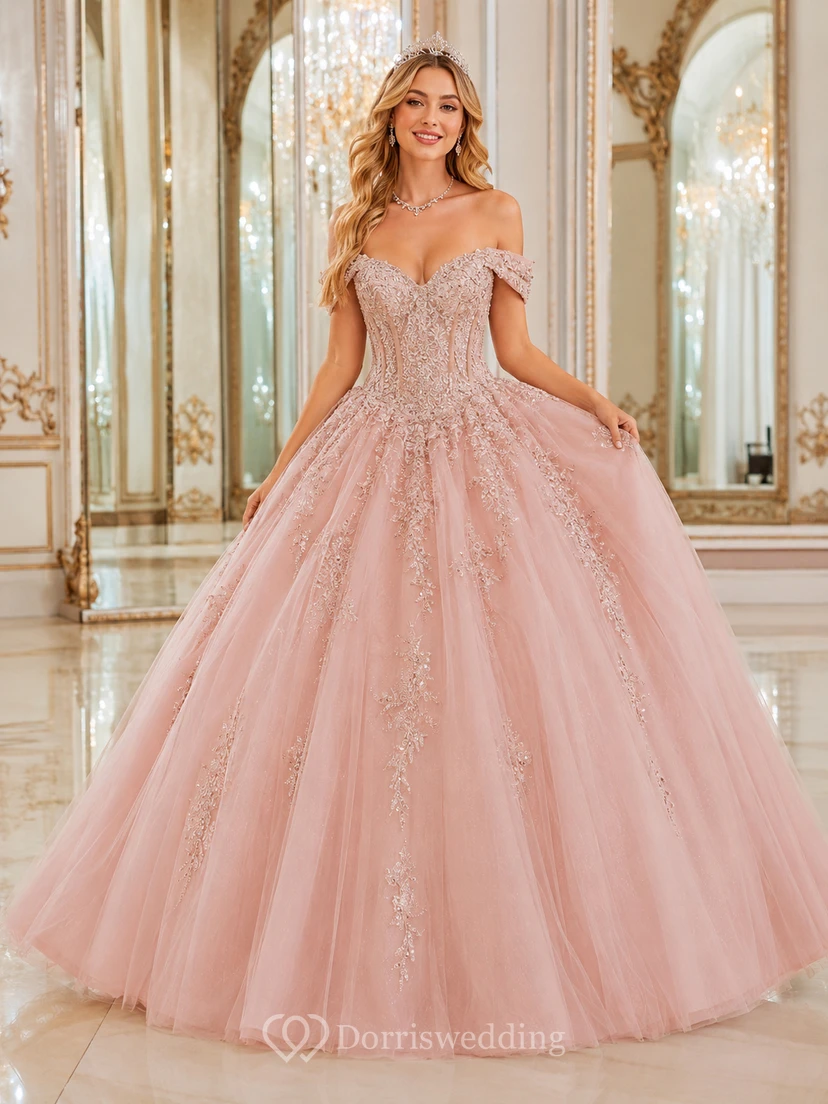 Vestido de princesa de quinceañera color rubor con espejos, escote corazón y hombros descubiertos, encaje brillante.