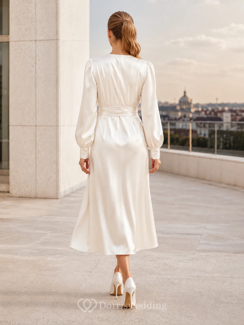 Vestido de novia civil sencillo, de largo midi, con escote en V cruzado, mangas abullonadas, tejido charmeuse y abertura frontal. view 2