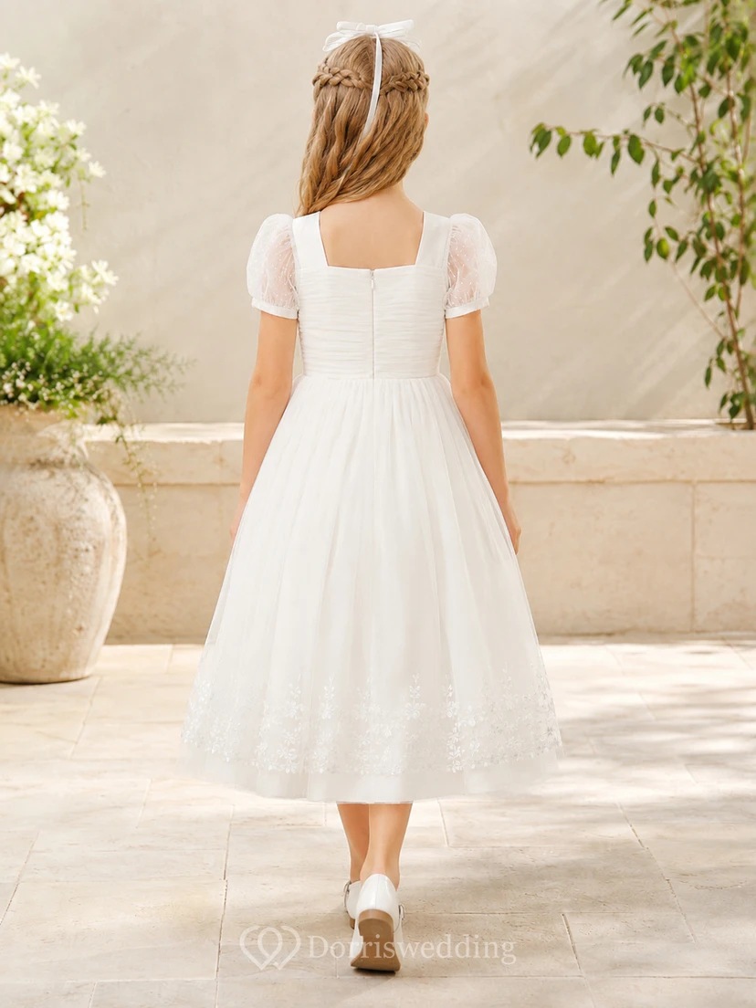 Robe de première communion petite taille en tulle et dentelle, col carré, manches bouffantes et encolure carrée view 2