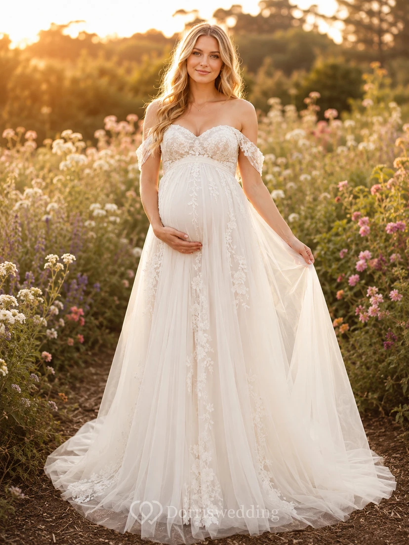 Robe de mariée de maternité épaules dénudées en dentelle et tulle, coupe trapèze, style jardin, avec traîne appliquée