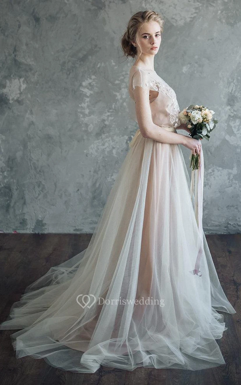 Robe en mousseline, tulle et dentelle ornée de perles et d'appliqués