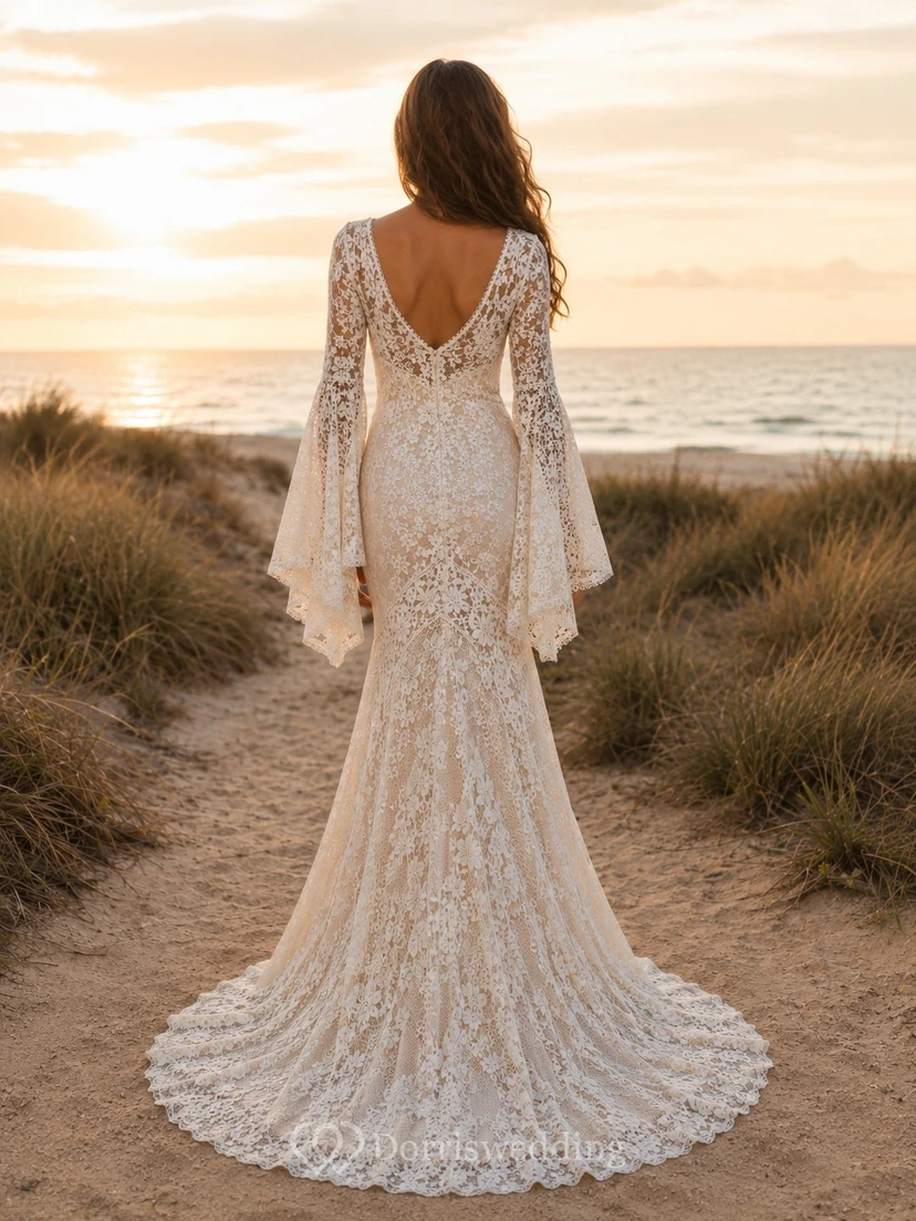 Champagnerfarbenes Boho-Meerjungfrauen-Brautkleid aus Spitze mit V-Ausschnitt, langen Glockenärmeln und Kathedral view 2
