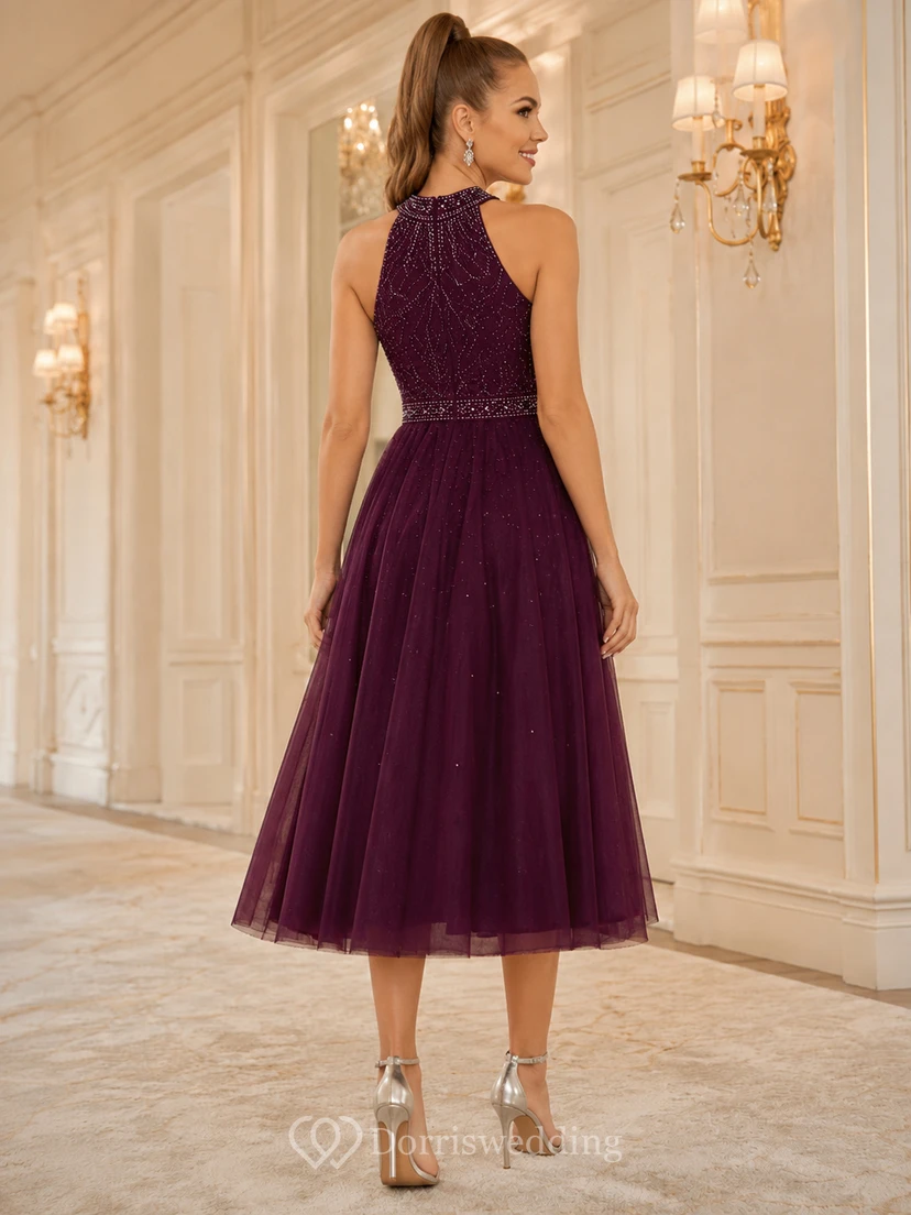 Vestido de invitada de corte A largo hasta la rodilla con tul, escote halter y cuentas color ciruela view 2