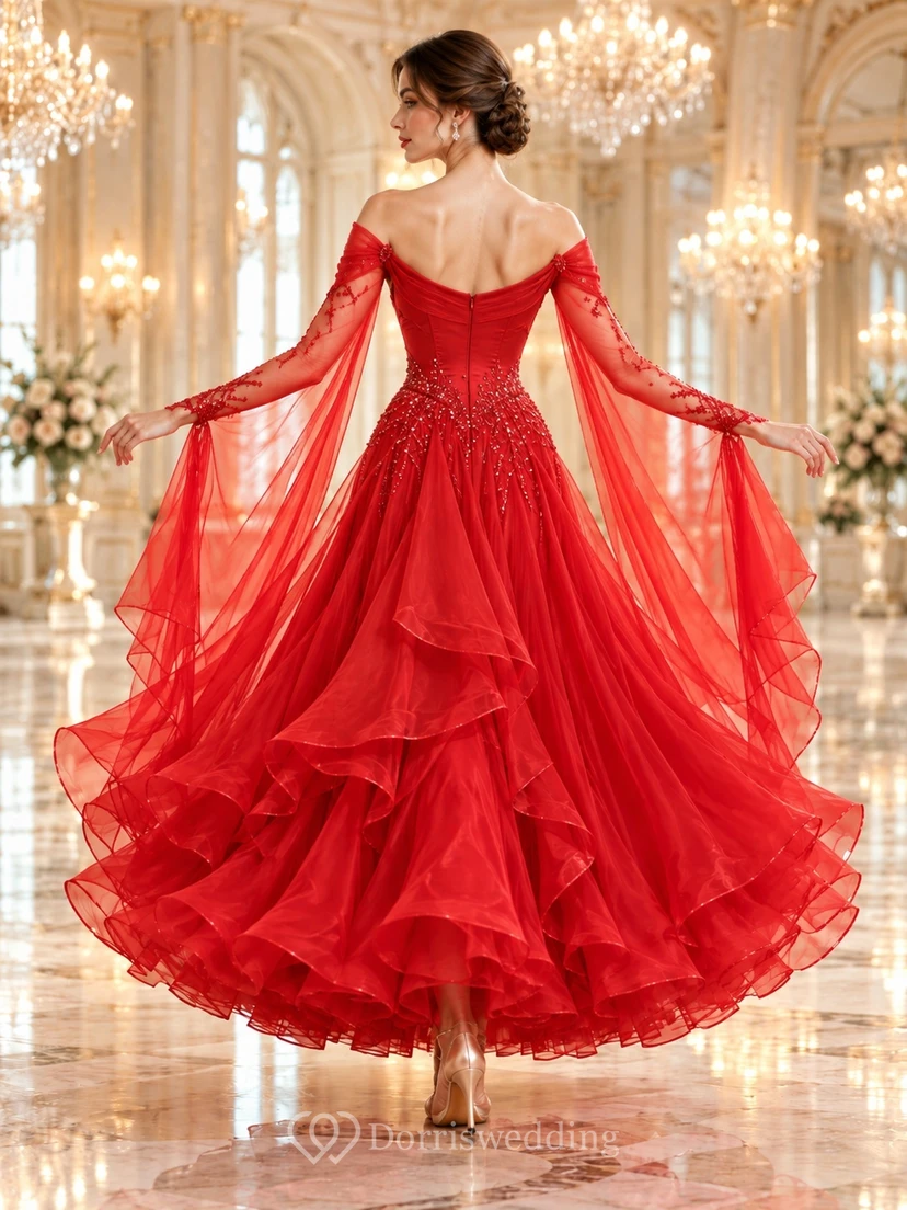 Robe de bal rouge en mousseline à volants, épaules dénudées et manches drapées. view 2
