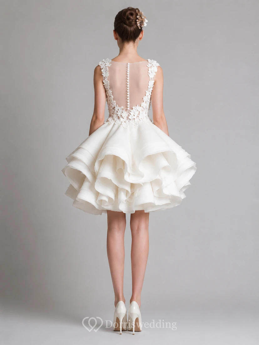 Robe de mariée ivoire à col rond et application florale asymétrique view 2