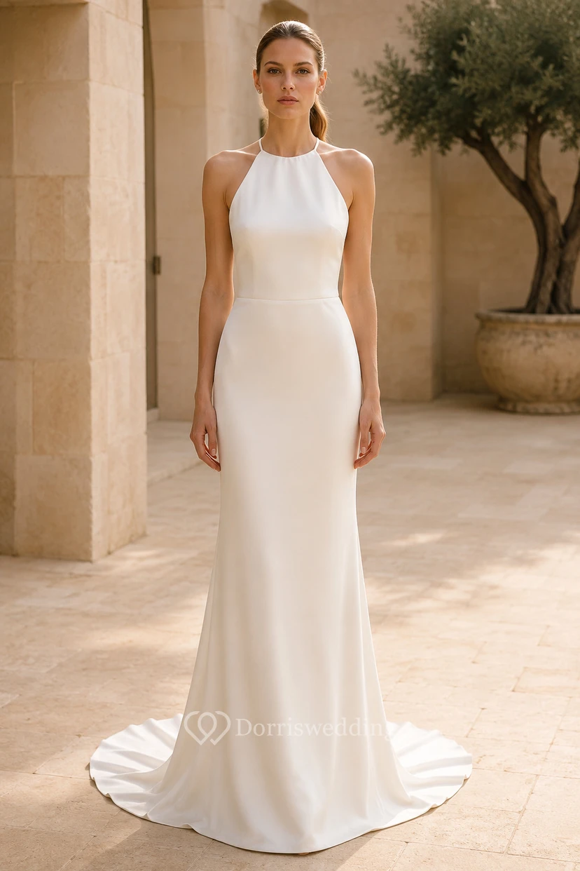 Robe de mariée fourreau ivoire dos nu à col halter et traîne courte