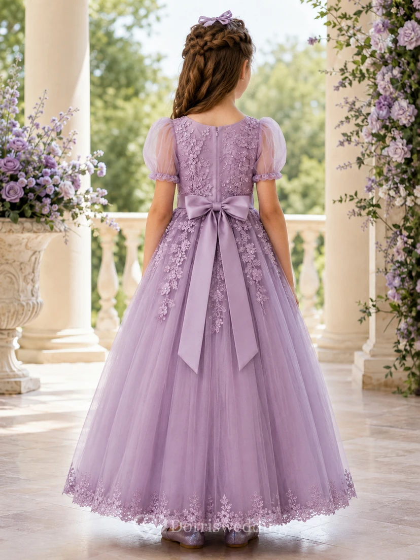 Lavendelfarbenes A-Linien-Kleid aus Tüllspitze für Blumenmädchen mit kurzen Ärmeln, Rundhalsausschnitt, wadenlangem Rock und Schleifendetail. view 2