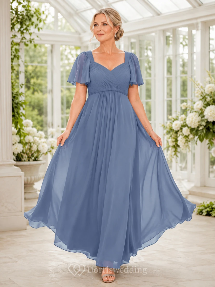 Elegantes, bodenlanges Chiffonkleid in Stahlblau mit A-Linien-Schnitt, V-Ausschnitt, Empire-Taille, flatternden Ärmeln und weitem Rock – perfekt für die Mutter der Braut.