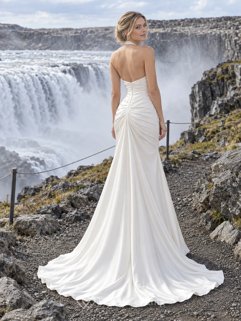 Vestido de novia de charmeuse estilo sirena con escote halter, cuello drapeado y torso fruncido. view 2