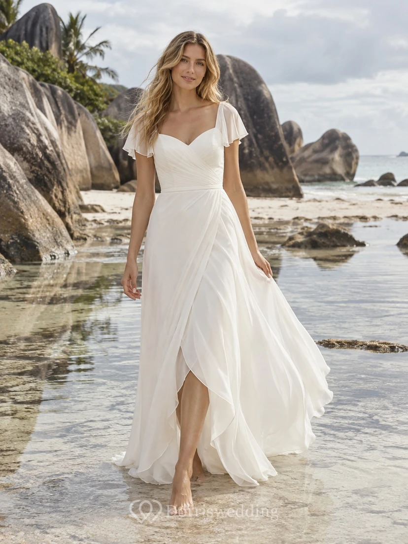 Vestido de novia sencillo de gasa con escote corazón, manga corta, corte en A y abertura lateral.