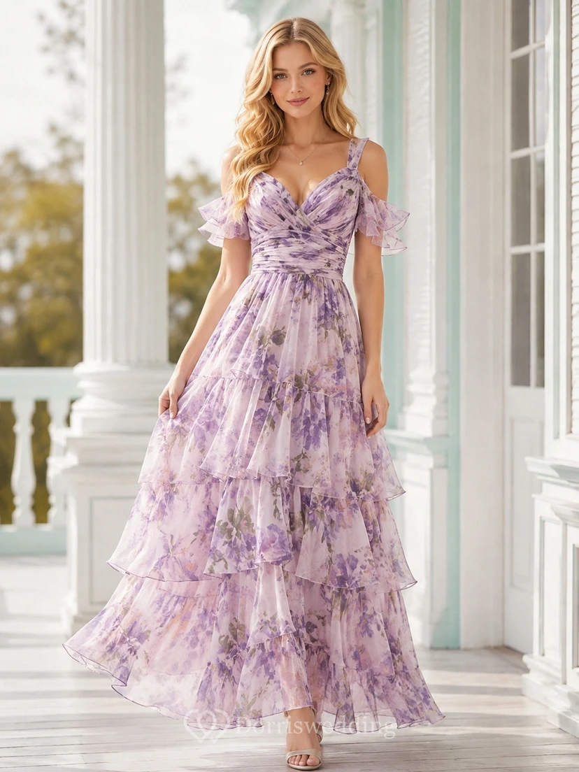 Vestido formal largo hasta el suelo, de gasa y encaje con estampado floral lavanda y mangas cortas.