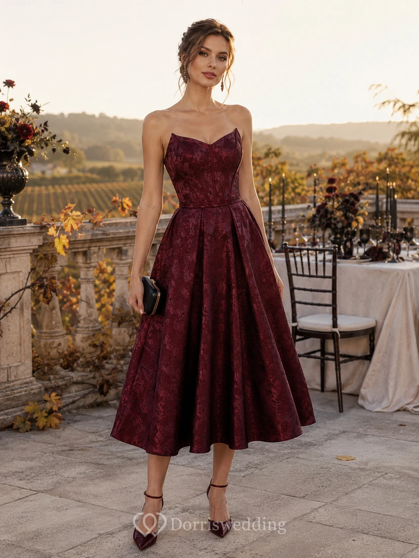 Robe d'invitée bordeaux bustier à imprimé jacquard floral en forme de cœur, longueur thé