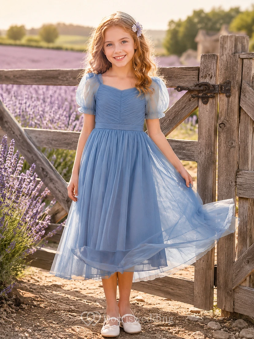 Blumenmädchenkleid aus stahlblauem Tüll in A-Linie mit Rundhalsausschnitt und knielanger Silhouette, verziert mit einer Schärpe