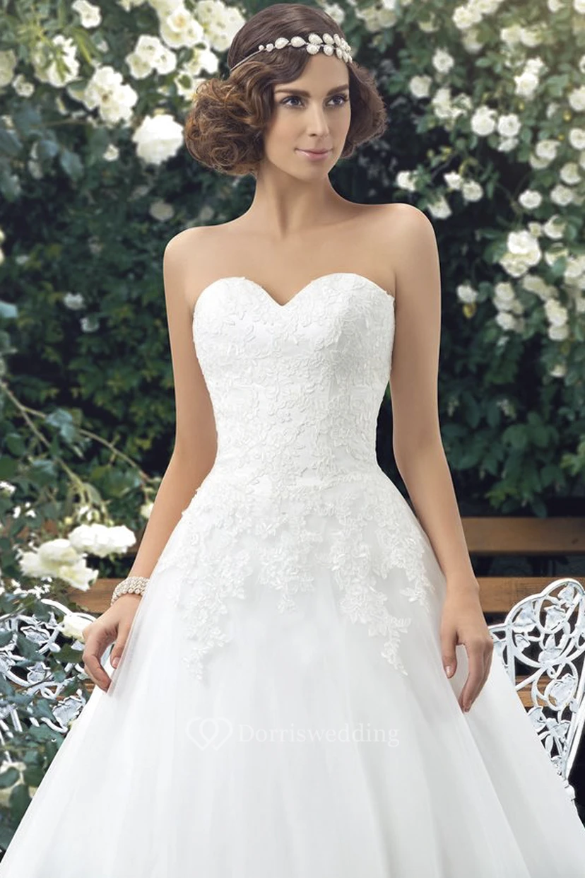 Robe de bal sans manches ornée de dentelle et de boutons, décolleté en cœur view 4