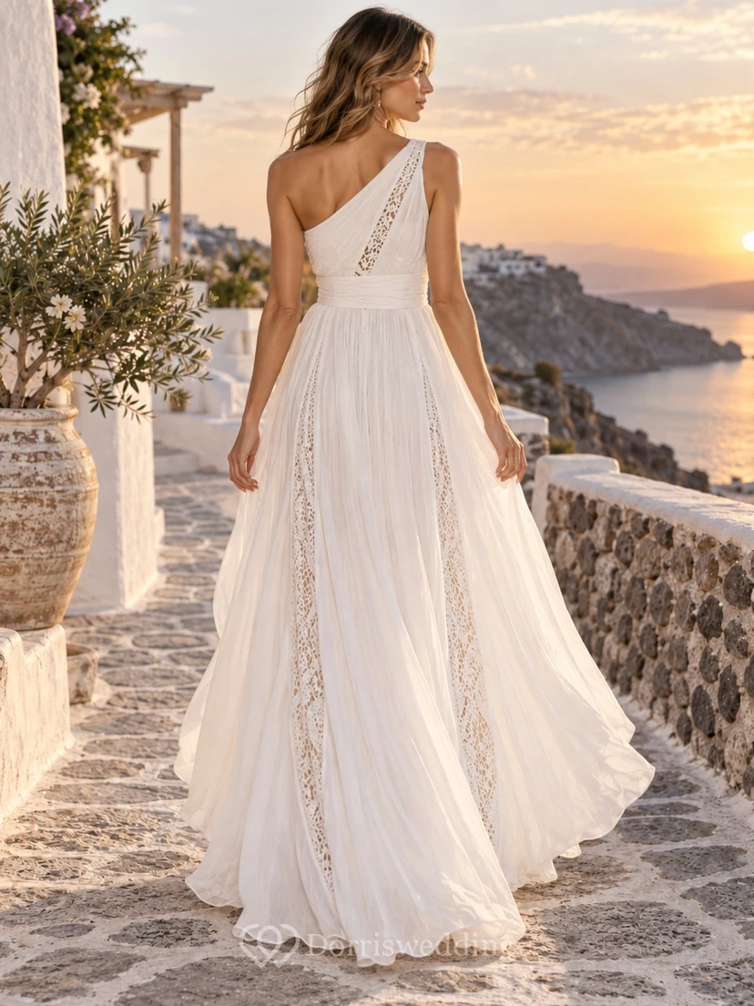 Robe de mariée bohème asymétrique en dentelle géométrique fendue et mousseline fluide à une épaule, ornée d'une robe de mariée fluide en mousseline et dentelle. view 2