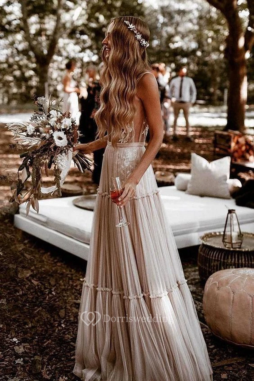 Robe de mariée bohème à décolleté plongeant, sans manches, empire, en tulle superposé et dentelle plissée view 3
