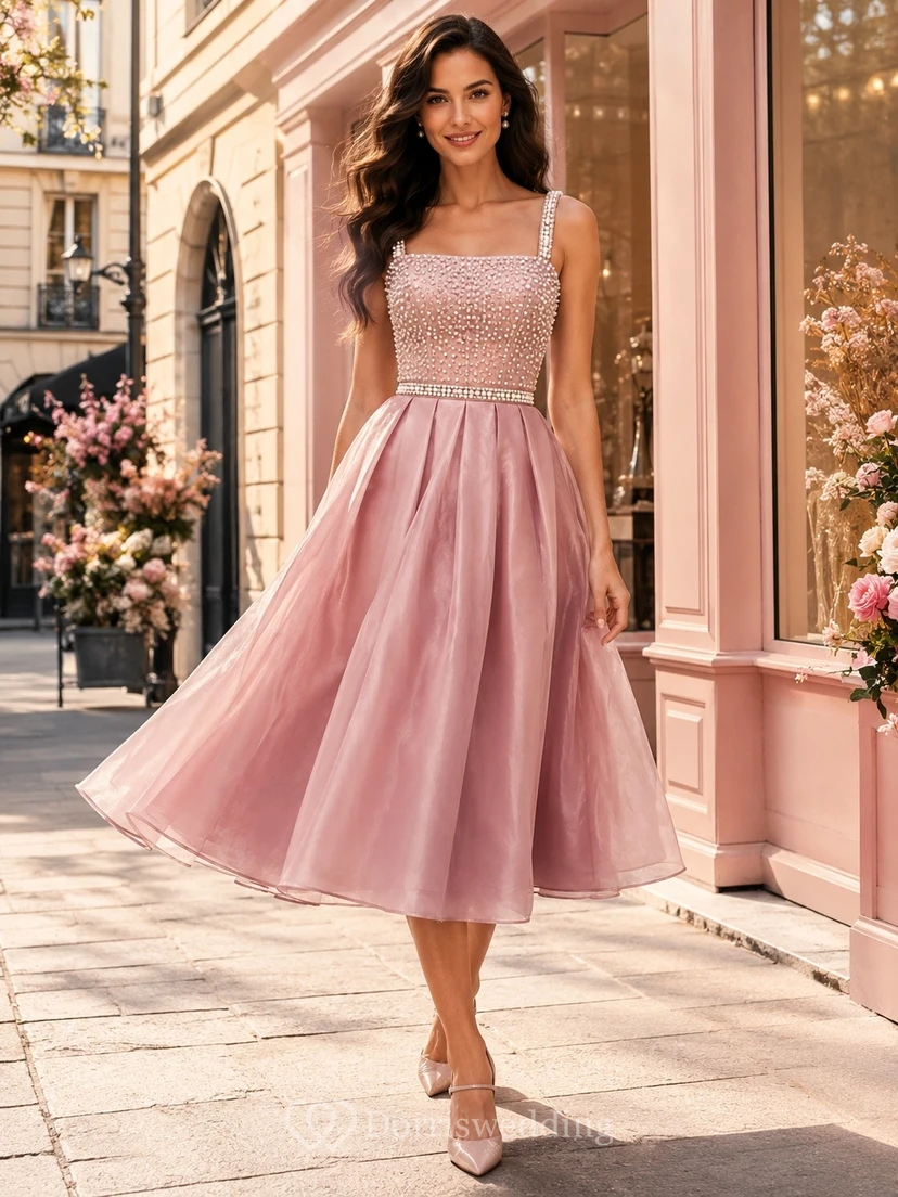 Teelanges Cocktailkleid aus perlmuttrosa Tüll mit Perlenbesatz und eckigem Ausschnitt