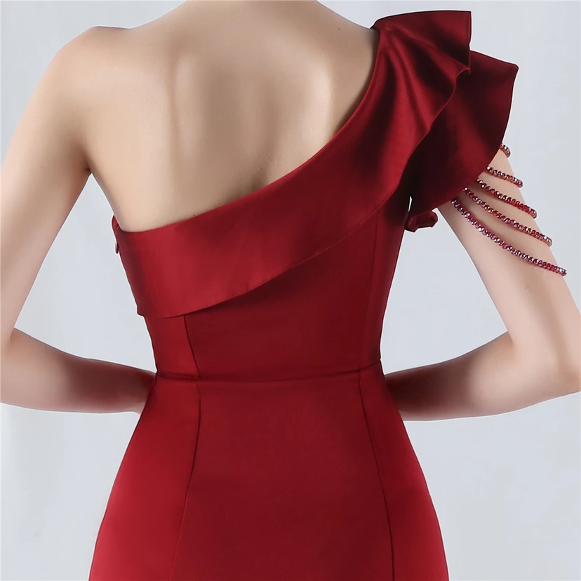 Vestido de noche asimétrico de satén con escote alto y cuello oblicuo, adornado con cuentas. view 27