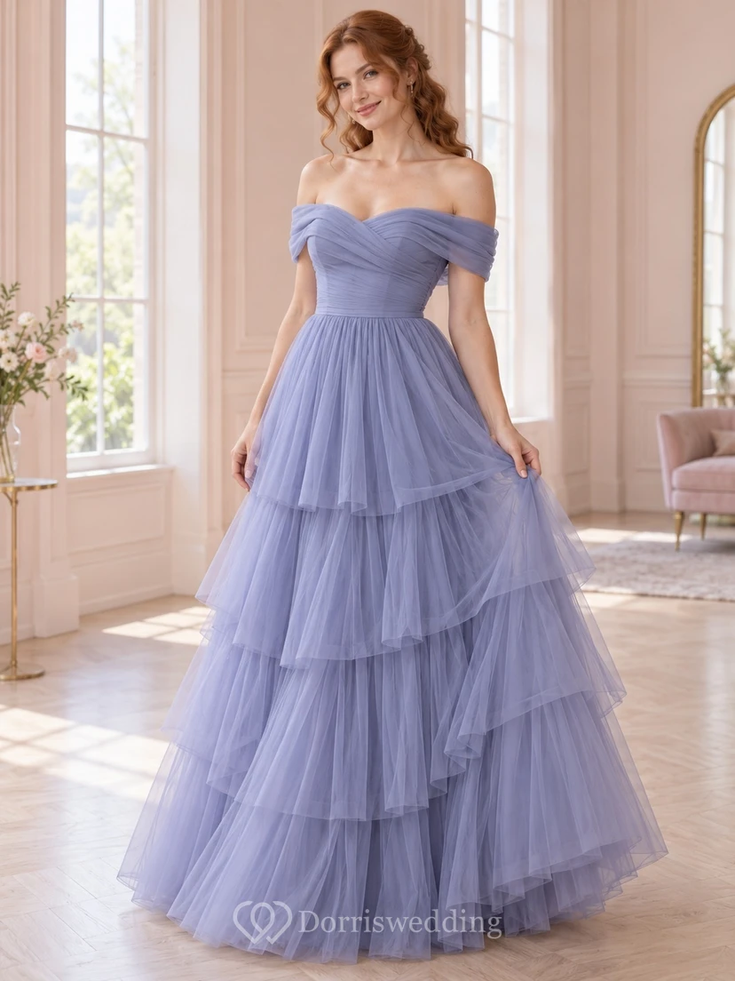 Elegante vestido de dama de honor largo hasta el suelo con falda escalonada, escote Bardot y lazo en la espalda, de tul color bígaro y tul color bígaro.
