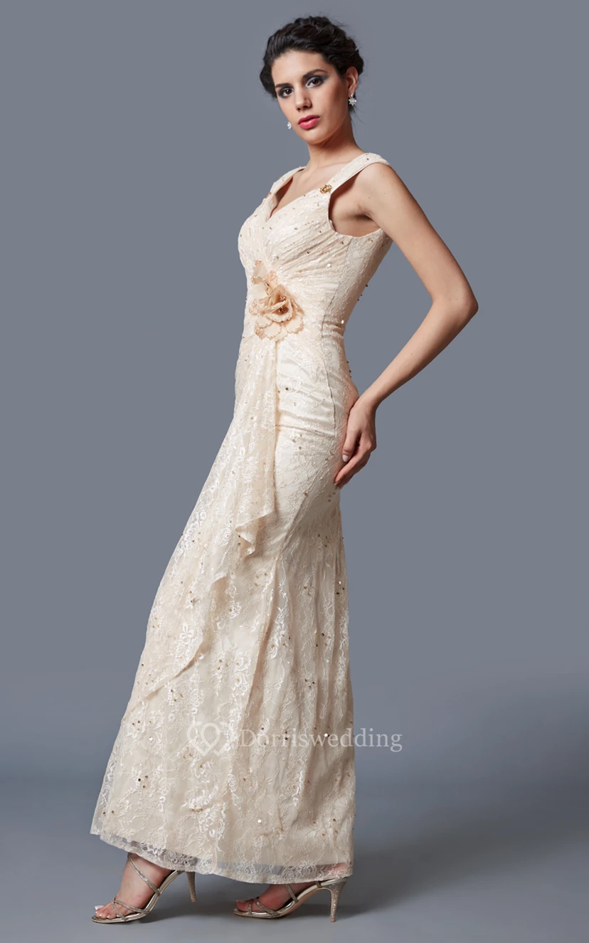 Glamouröses, langes Abendkleid mit Spitzenverzierungen und Raffungen view 4