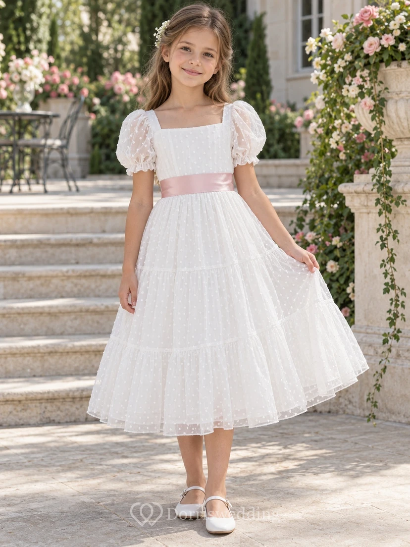 Vestido de niña de flores blanco de corte A con escote cuadrado, mangas abullonadas y volantes rosas, largo hasta la rodilla.