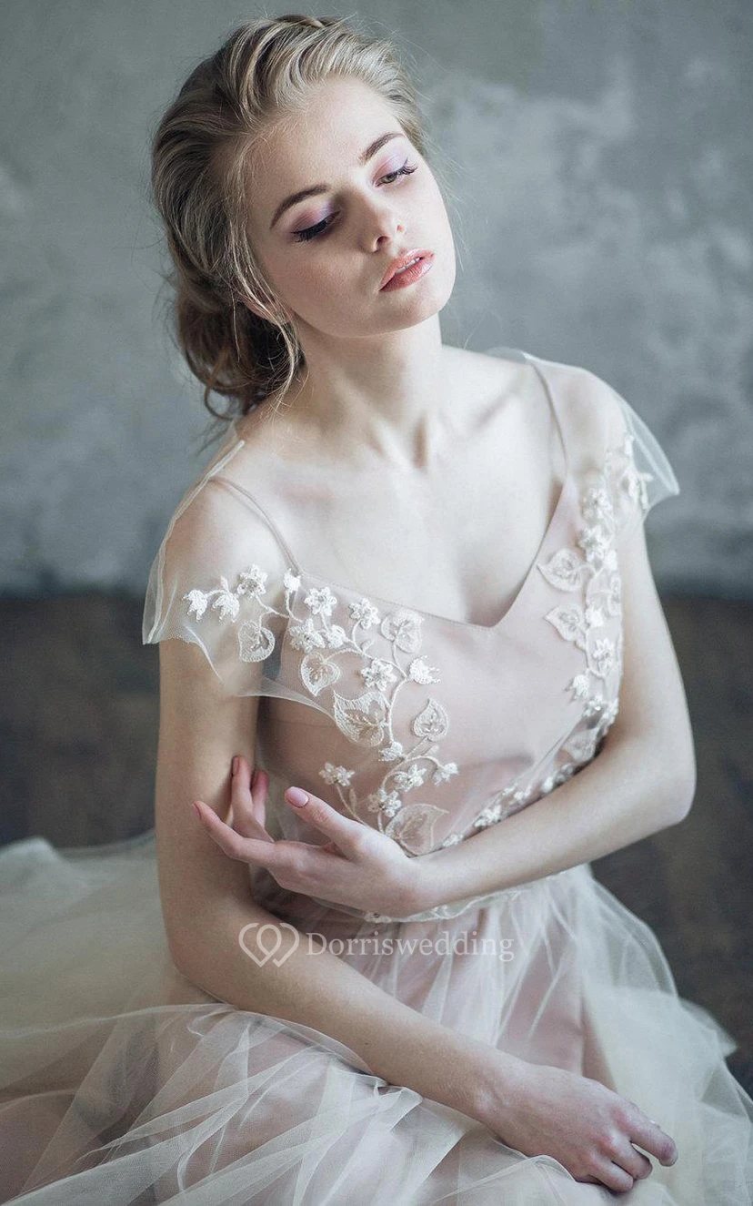 Robe en mousseline, tulle et dentelle ornée de perles et d'appliqués view 3