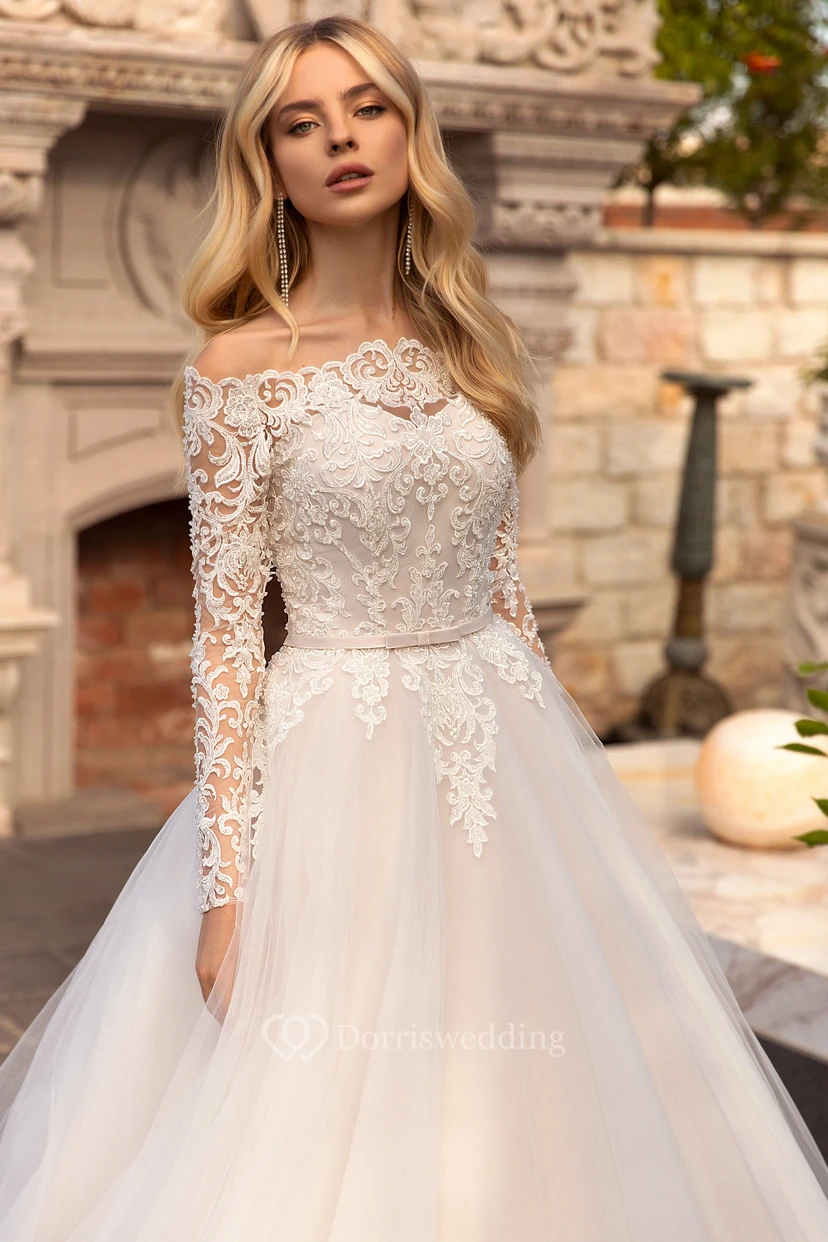 Elegantes, schulterfreies Ballkleid aus Spitze und Tüll mit Illusionsausschnitt, langen Ärmeln und Knopfleiste am Rücken view 3