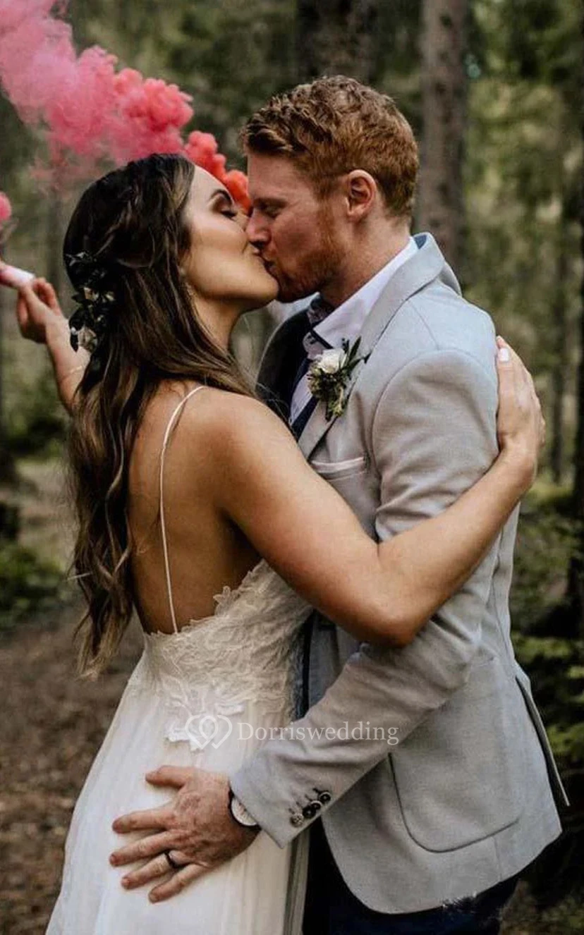 Vestido de novia de estilo imperio con encaje y tirantes finos, ideal para bodas al aire libre en el campo. view 3