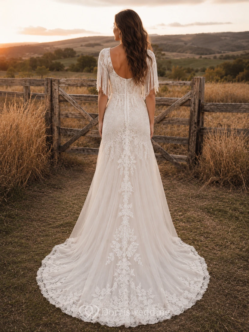 Robe de mariée champêtre en tulle et dentelle, coupe trapèze, décolleté cœur, sans manches, traîne, dos corset lacé view 2
