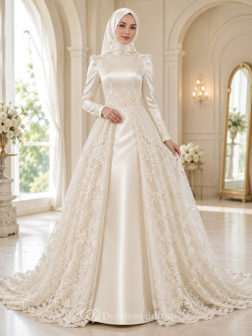 Vestido de novia musulmán de satén con cuello alto y sobrefalda de encaje desmontable.