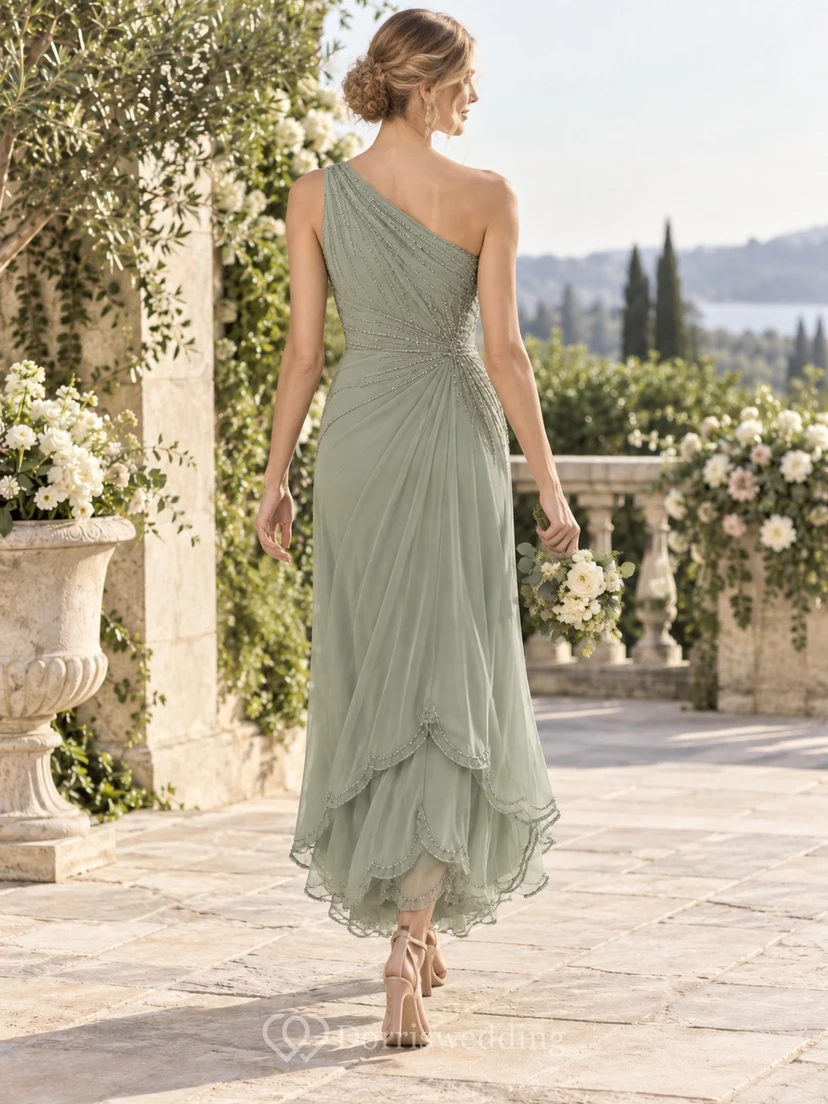 Vestido de dama de honor asimétrico de gasa color verde salvia vintage, largo hasta la rodilla, con un solo hombro, drapeado, capas y borde festoneado. view 2