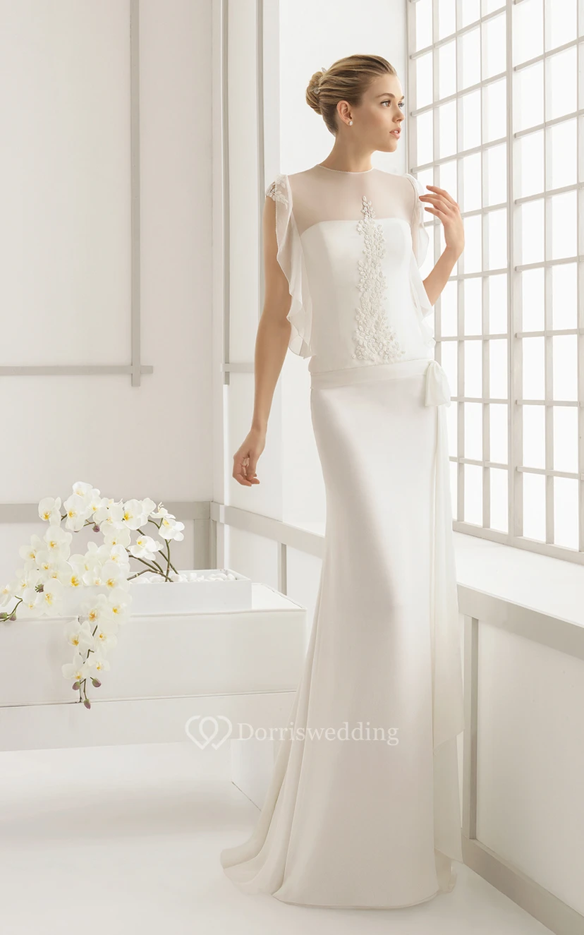Elegante vestido con escote joya y chaqueta de gasa con volantes laterales.