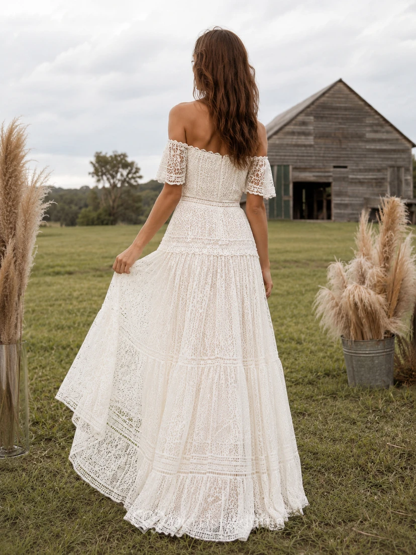 Vestido de novia bohemio campestre con encaje de ganchillo y hombros descubiertos, corte asimétrico. view 2