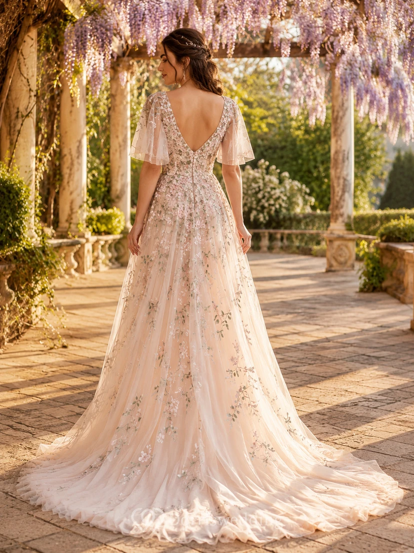 Robe de mariée en tulle et dentelle rose poudré, coupe trapèze, col en V, manches courtes et traîne. view 2