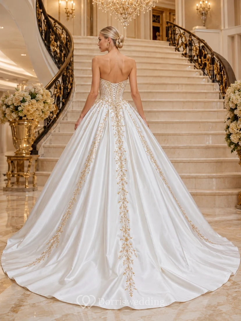 Goldenes Satin-Ballkleid, Brautkleid mit Herzausschnitt, trägerlos, bodenlang, mit Schleppe, Luxuskleid view 2