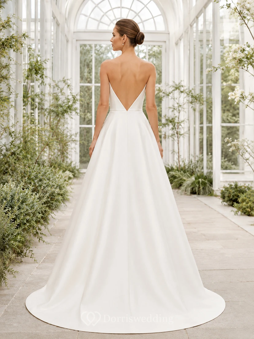 Minimalistisches, trägerloses Brautkleid aus Satin in A-Linie mit tiefem V-Ausschnitt am Rücken und Kapellenschleppe view 2