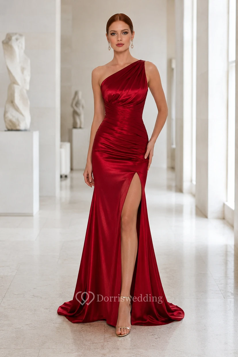 Vestido de noche rojo de satén estilo sirena con un solo hombro, corpiño drapeado y abertura frontal.