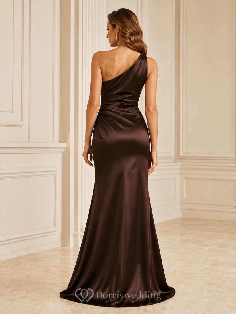 Schokoladenbraunes, schulterfreies Meerjungfrauenkleid aus Satin in Bodenlänge mit Schlitz view 2