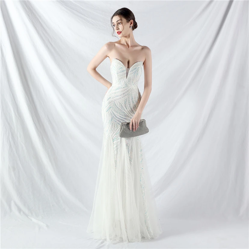 Schwer gearbeitetes, perlenbesetztes Abendkleid aus Netzgewebe mit superdichter Paillettenbesatz view 32