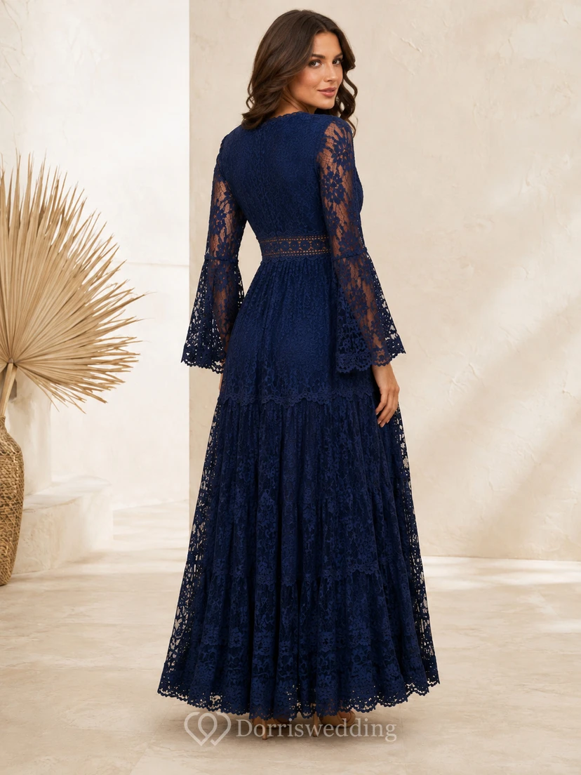 Vestido de encaje largo hasta el suelo, estilo bohemio, azul marino oscuro, con escote en V y mangas acampanadas, ideal para recepciones. view 2