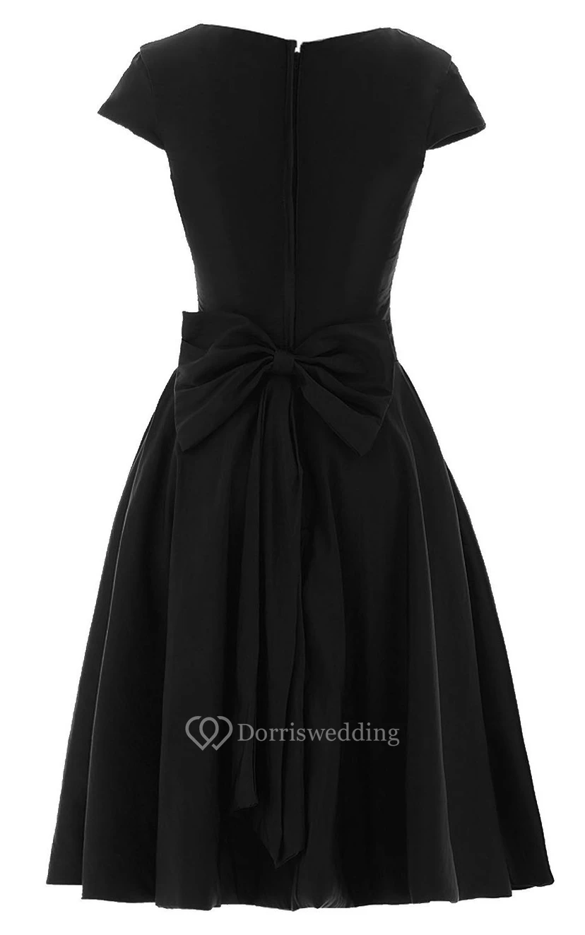 Kurzärmeliges, knielanges, plissiertes Chiffonkleid mit Schleife view 15