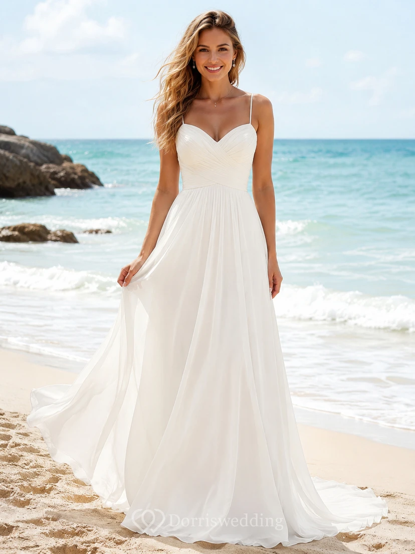 Vestido de novia de gasa con escote corazón y tirantes finos, corte en A, ideal para la playa.